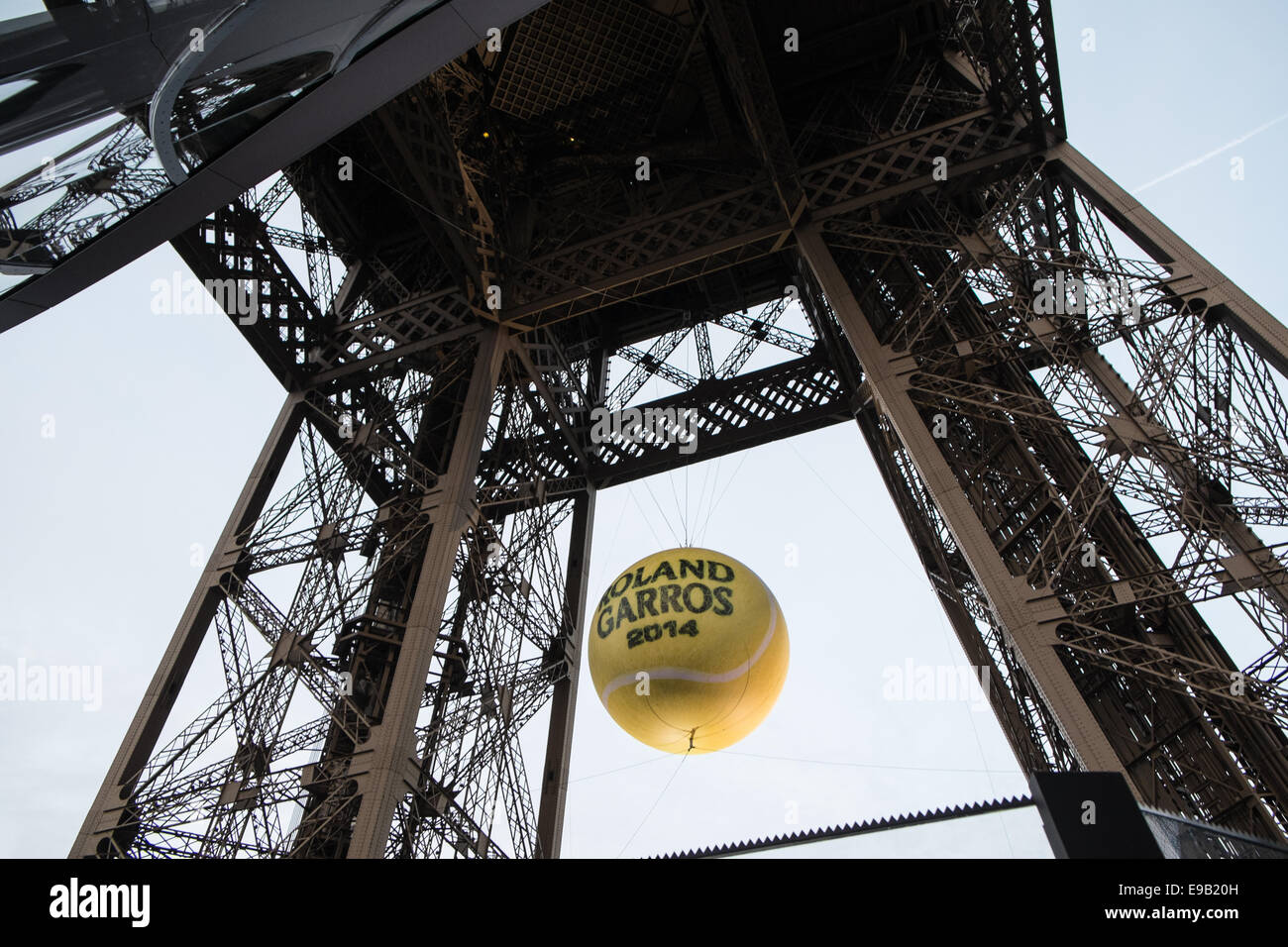 Eiffel-Turm mit einem riesigen, Tennisball, hängen über die erste Plattform, die 2014 Roland Garros French Open, Paris zu fördern, Stockfoto