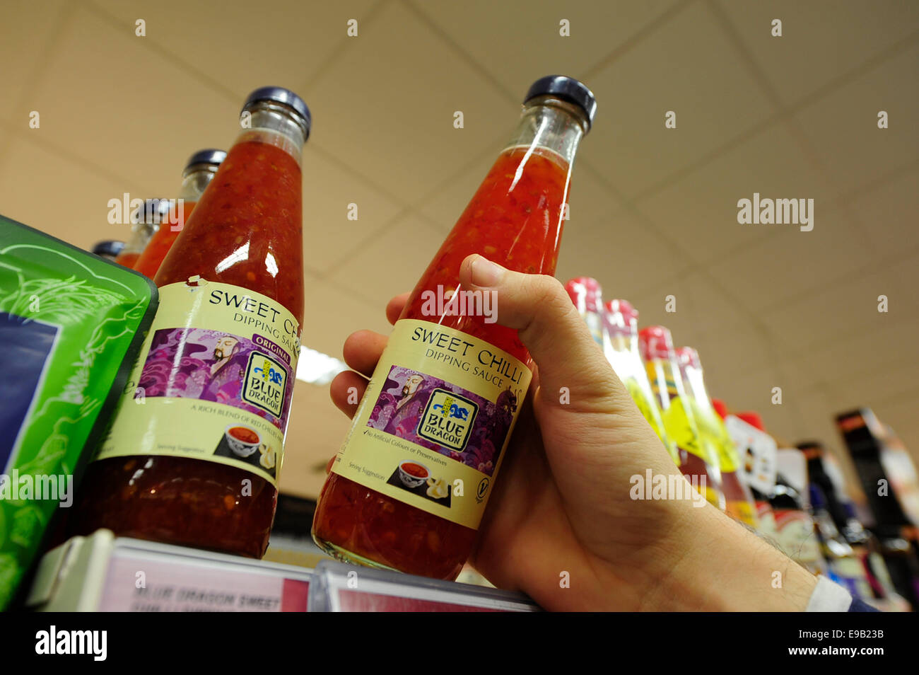 Blauer Drache-Produkt wurde aus dem Regal genommen (Nachrichtensendung)(Model Released) Stockfoto