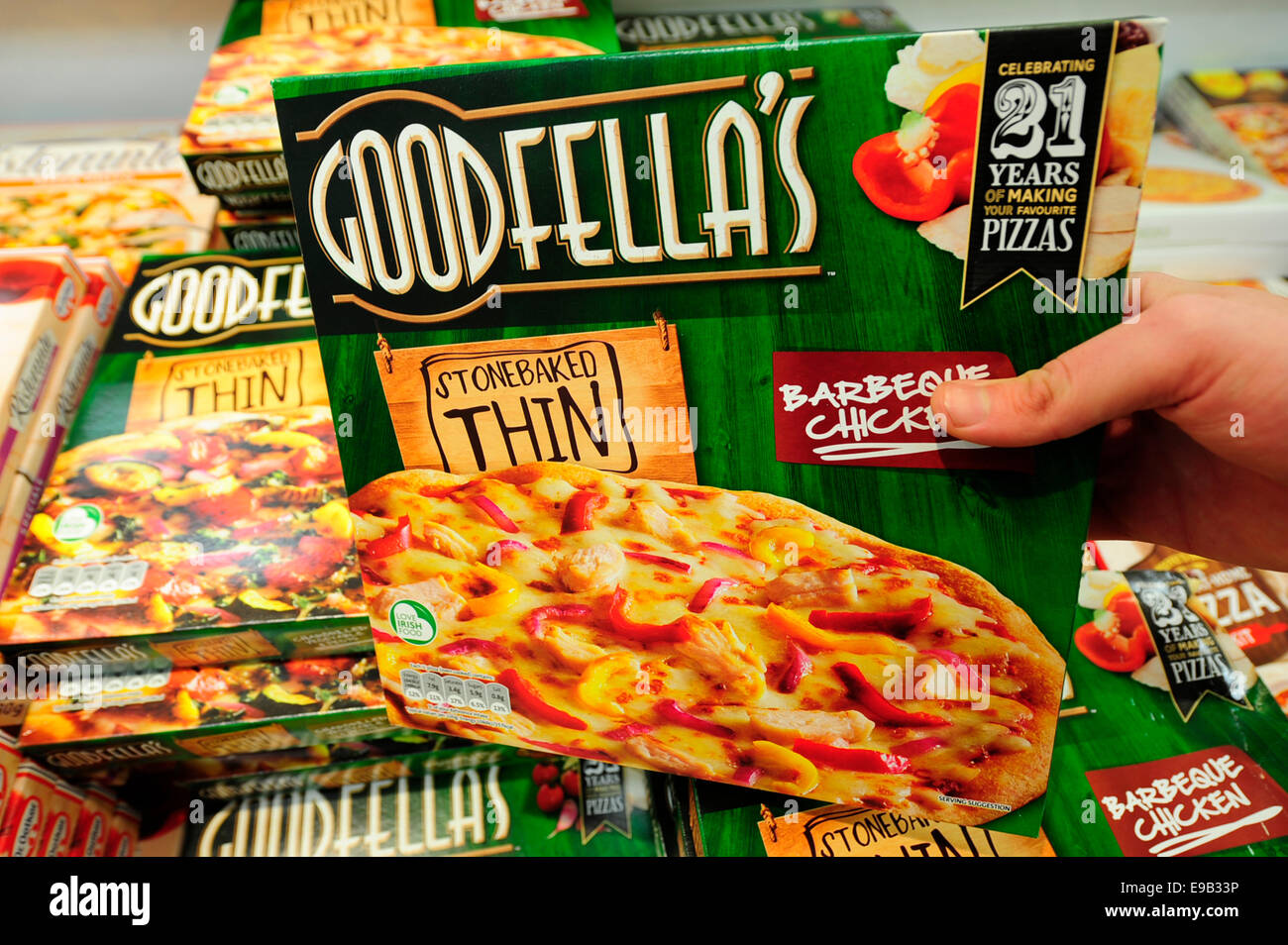 Goodfellas Stonebaked dünne Pizza wurde aus dem Gefrierschrank genommen (Nachrichtensendung)(Model Released) Stockfoto