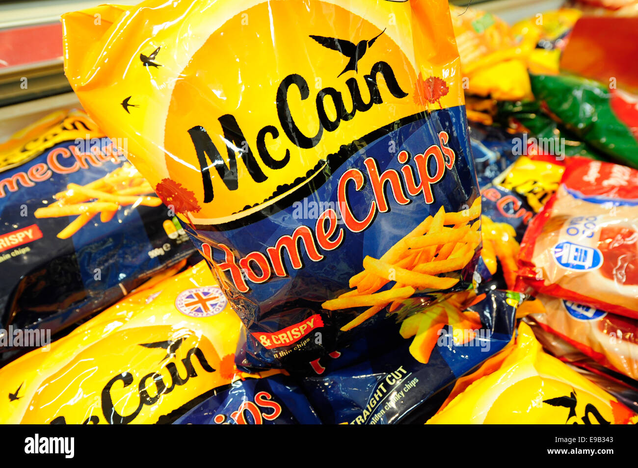McCain Home-chips wurde aus dem Gefrierschrank genommen (Nachrichtensendung)(Model Released) Stockfoto