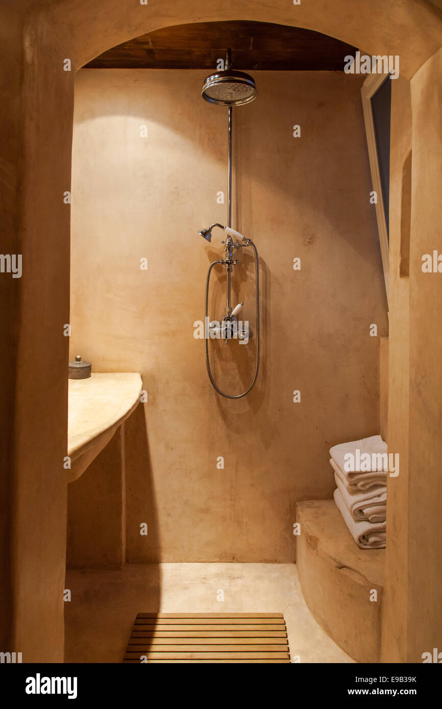 Dusche in ein Wellness-Bad mit warmen Farben. Stockfoto