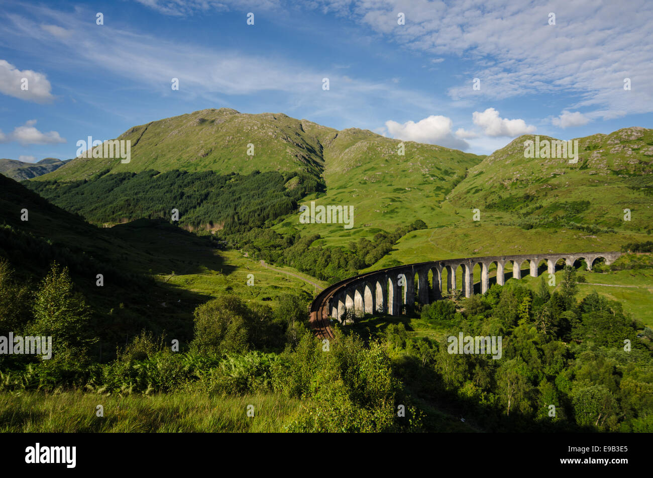 Glenfinnan Viadukt und umliegende Berglandschaft Stockfoto