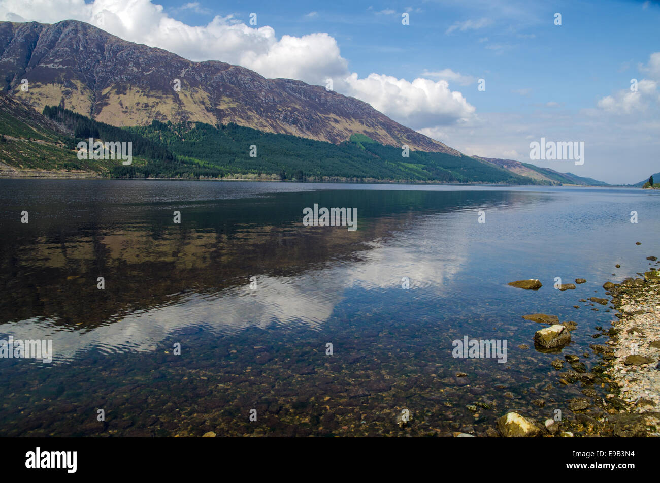 Reflexionen auf einem schottischen Loch, Loch Lochy, West Highlands Stockfoto