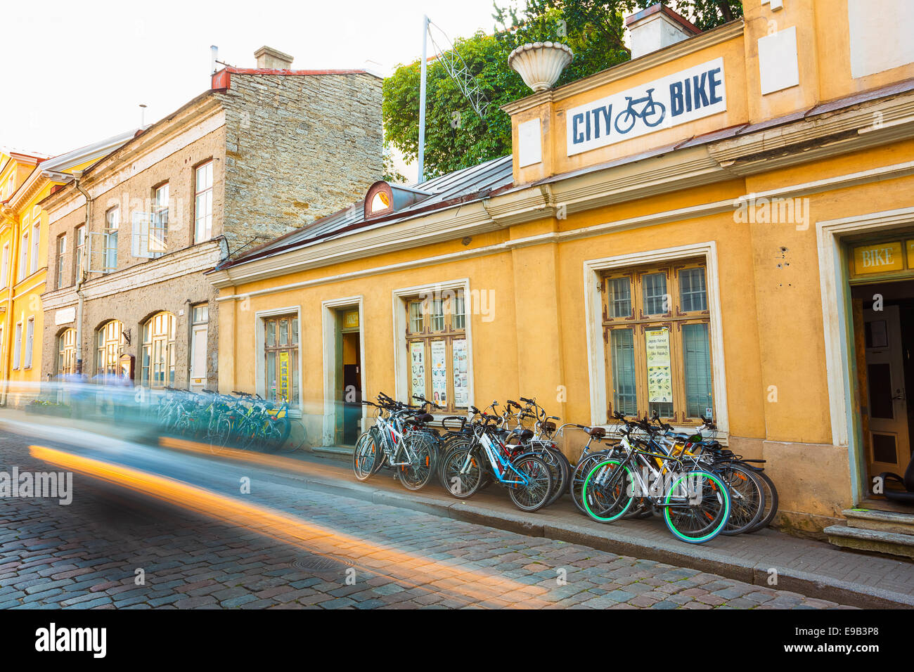 Fahrradverleih "City-Bike" In der Altstadt Teil am 26. Juli 2014 In Tallinn. "City-Bike" ist die größte estnische Fahrrad-Tourismus-Unternehmen Stockfoto