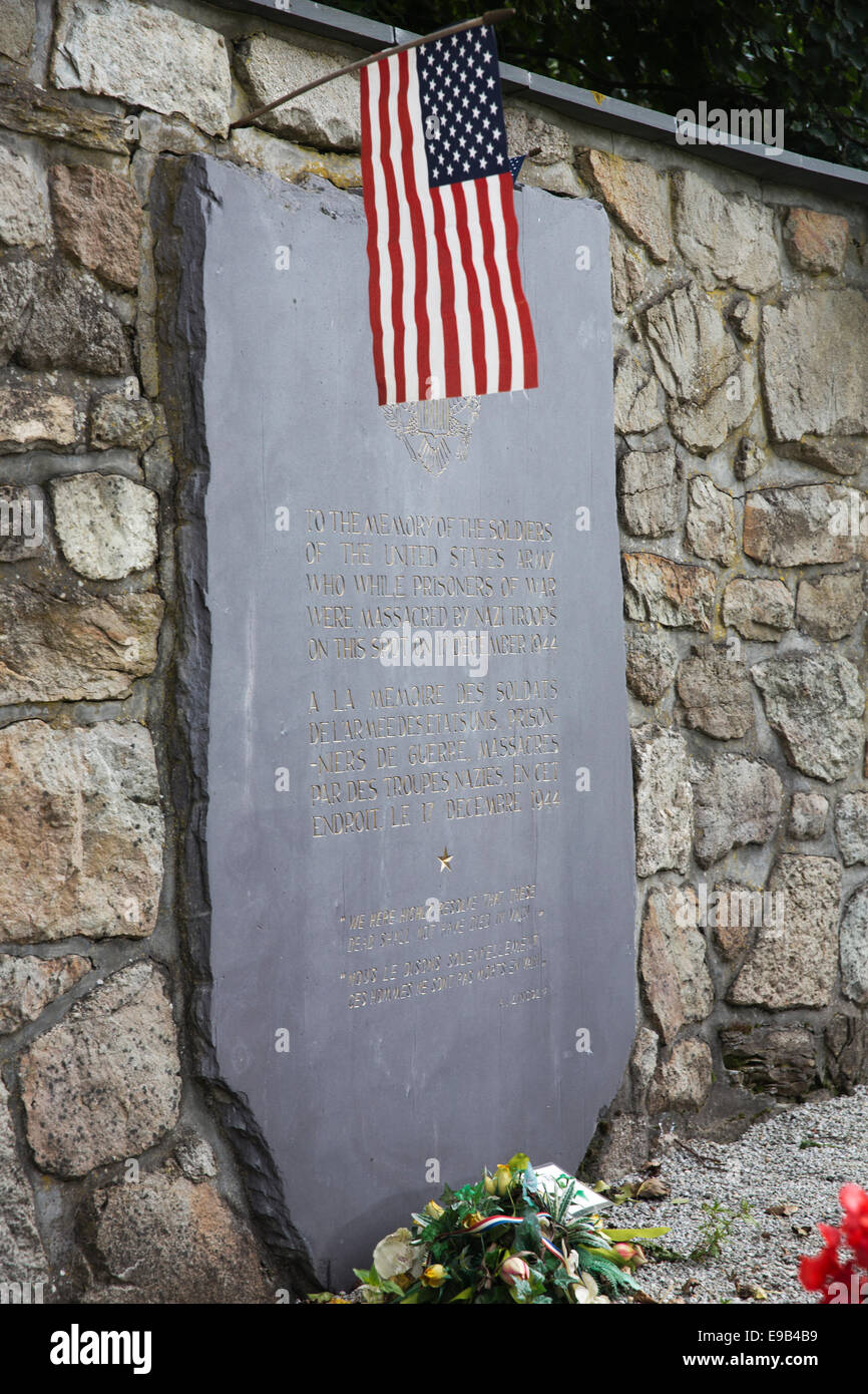 Seitenansicht des Steins in Erinnerung an die 84 getötet amerikanische Kriegsgefangene Stockfoto