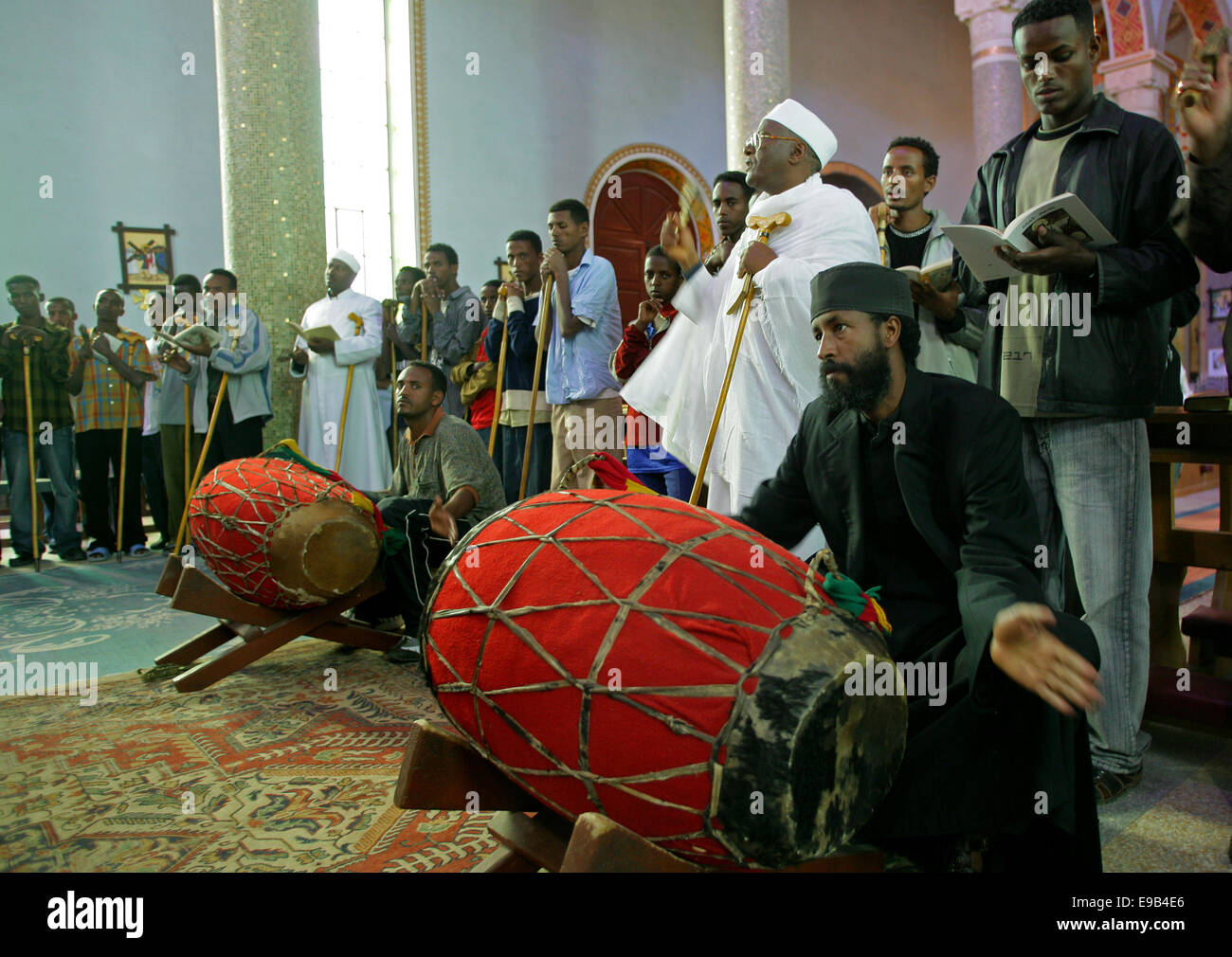 Priester mit Stöcken zu singen, während eine Mahnwache im orthodoxen Ritus in der katholischen Kathedrale des Heiligen Erlösers, Adigrat, Äthiopien Stockfoto