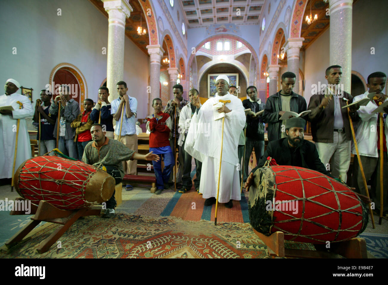 Priester mit Stöcken zu singen, während eine Mahnwache im orthodoxen Ritus in der katholischen Kathedrale des Heiligen Erlösers, Adigrat, Äthiopien Stockfoto