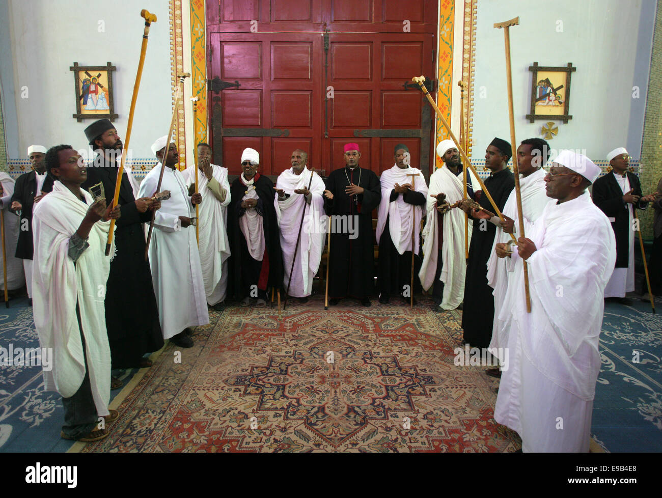 Priester mit Stöcken zu singen, während eine Mahnwache im orthodoxen Ritus in der katholischen Kathedrale des Heiligen Erlösers, Adigrat, Äthiopien Stockfoto