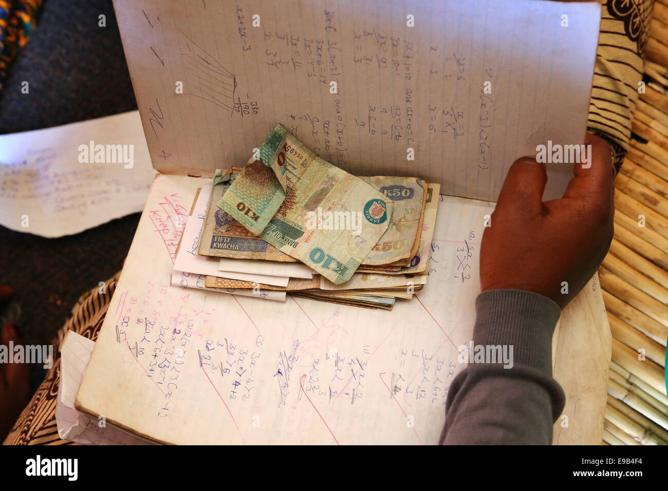 Darlehen-Selbsthilfe-Gruppe zählen Geld, Besprechung einer rettenden und Kreditvergabe Gemeinschaft. Gemeinde Lubuto von Ndola, Sambia Stockfoto