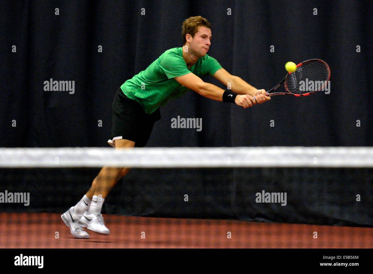 Manchester Tennis Centre Manchester, UK 23. Oktober 2014 werden Luke Bambridge (Großbritannien) in Aktion während seiner Viertelfinal-Niederlage gegen Wesley Koolhof (Niederlande) Koolhof Adrien Bossel (Schweiz) im morgigen Halbfinale treffen.  Bossel schlagen Nummer 2 Samen Laurynas Grigelis (Litauen) 6-4, 5-7, 7-6. Aegon GB pro-Tennis Manchester, UK Credit: John Fryer/Alamy Live-Nachrichten Stockfoto