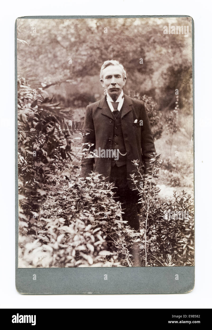Viktorianische Kabinett Karte Porträt eines Mannes im Anzug, in einem Garten stehen. Genommen um 1890 Stockfoto
