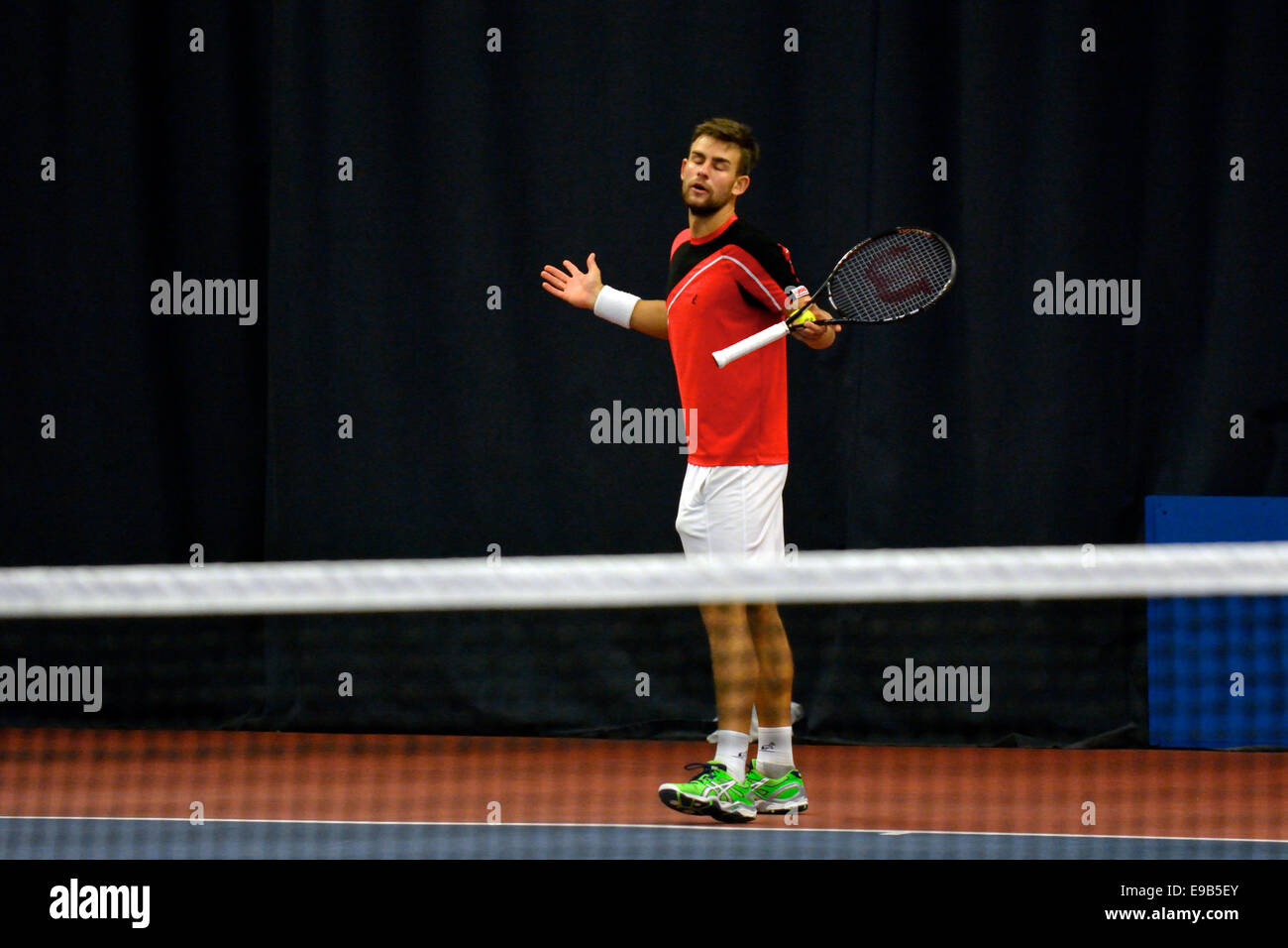 Manchester Tennis Centre Manchester, UK Nummer 23. Oktober 2014 2 Samen Laurynas Grigelis (Litauen) Abfragen eine Entscheidung während seiner Viertelfinal-Niederlage gegen Adrien Bossel (Schweiz). Im morgigen Halbfinale treffen Bossel Wesley Koolhof (Niederlande).  Koolhof schlagen Großbritanniens Luke Bambridge 3-6, 6-4, 6-0. Aegon GB pro-Tennis Manchester, UK Credit: John Fryer/Alamy Live-Nachrichten Stockfoto