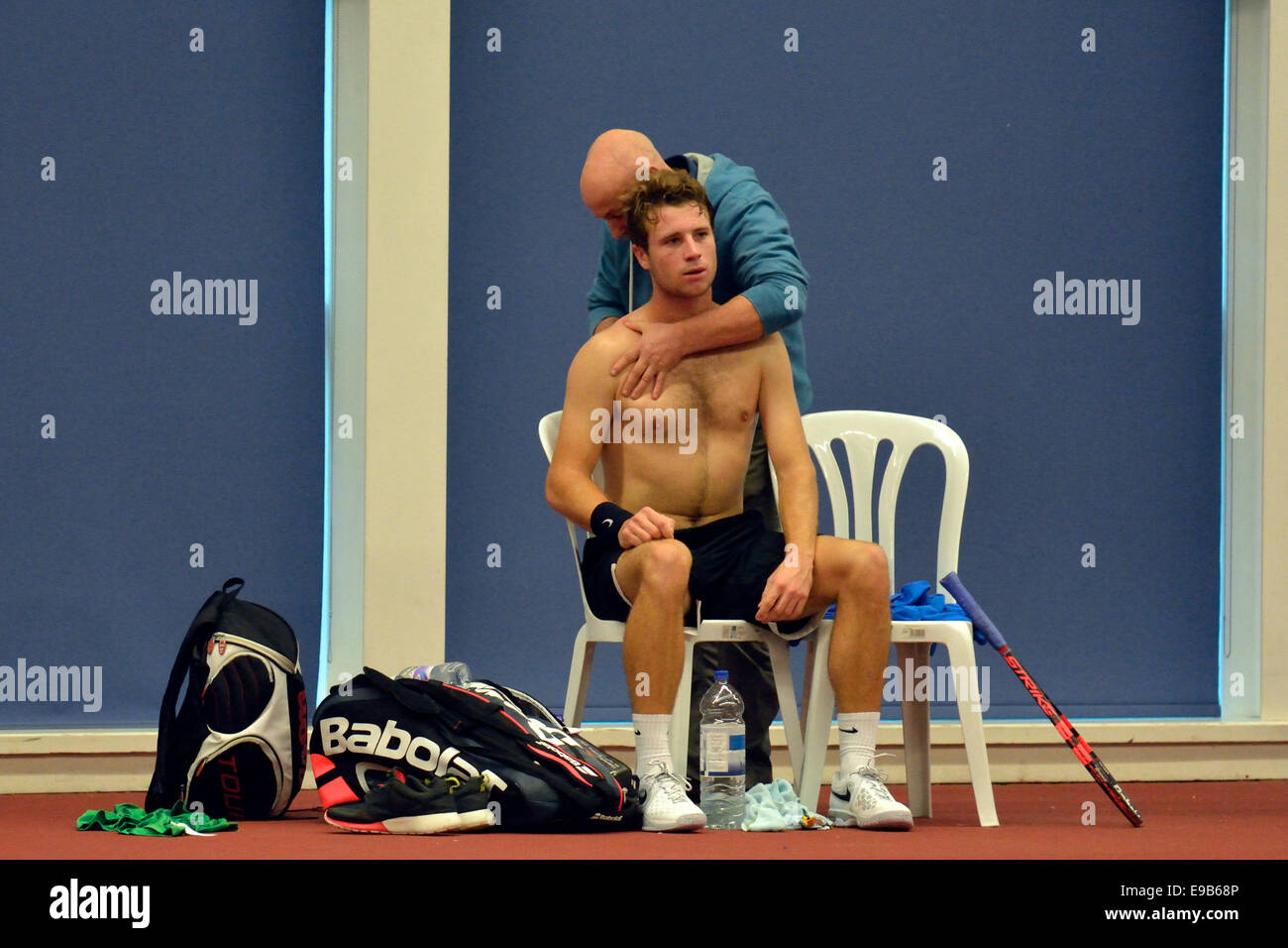 Manchester Tennis Centre Manchester, UK 23. Oktober 2014 Luke Bambridge (Großbritannien) ärztliche Hilfe erhält während seiner Viertelfinal-Niederlage gegen Wesley Koolhof (Niederlande) Koolhof Adrien Bossel (Schweiz) in die morgige Halbfinale treffen.  Bossel schlagen Nummer 2 Samen Laurynas Grigelis (Litauen) 6-4, 5-7, 7-6. Aegon GB pro-Tennis Manchester, UK Credit: John Fryer/Alamy Live-Nachrichten Stockfoto