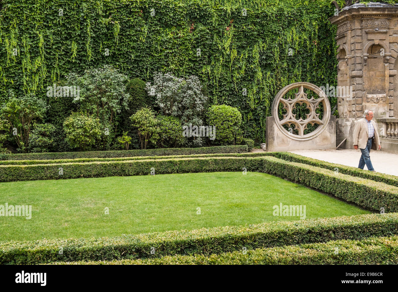 teilweise Blick auf den Garten des Hotel de Sully, Place de Vosges Marais, Paris, Ile de France, Frankreich Stockfoto