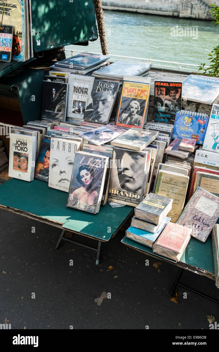 Stand der so genannten Bouquiniste  antiquarischer Buchhändler an den Ufern des Flusses Seine, Paris, Ile de France, Frankreich Stockfoto