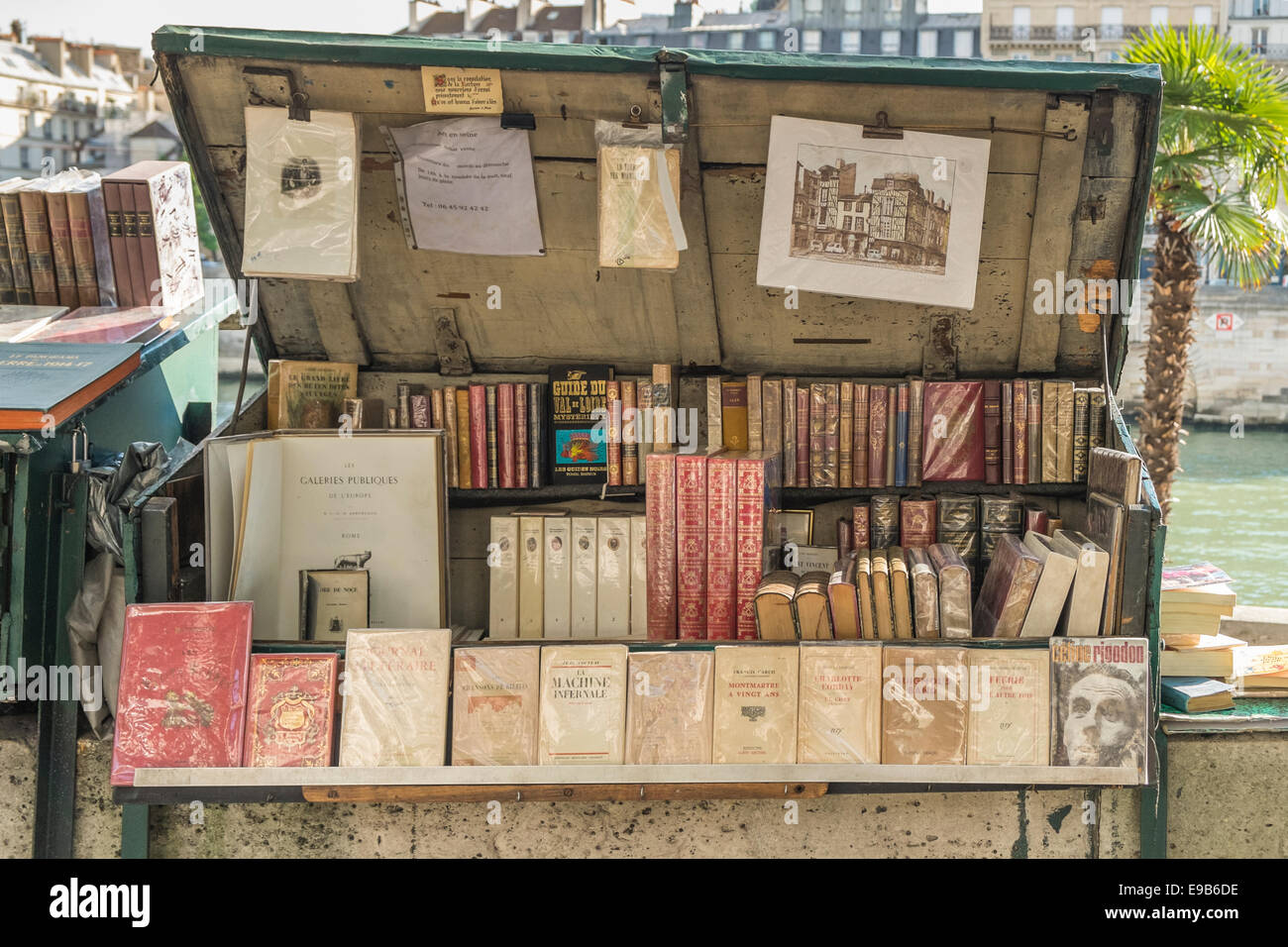 Stand der so genannten Bouquiniste, antiquarischer Buchhändler an den Ufern des Flusses Seine, Paris, Ile de France, Frankreich Stockfoto