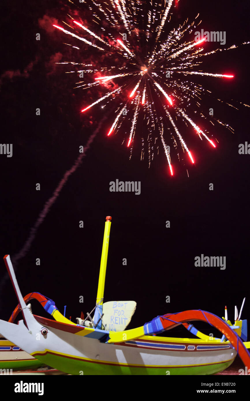 Boot am Strand und Feuerwerk am Abend, Sanur, Bali, Indonesien Stockfoto