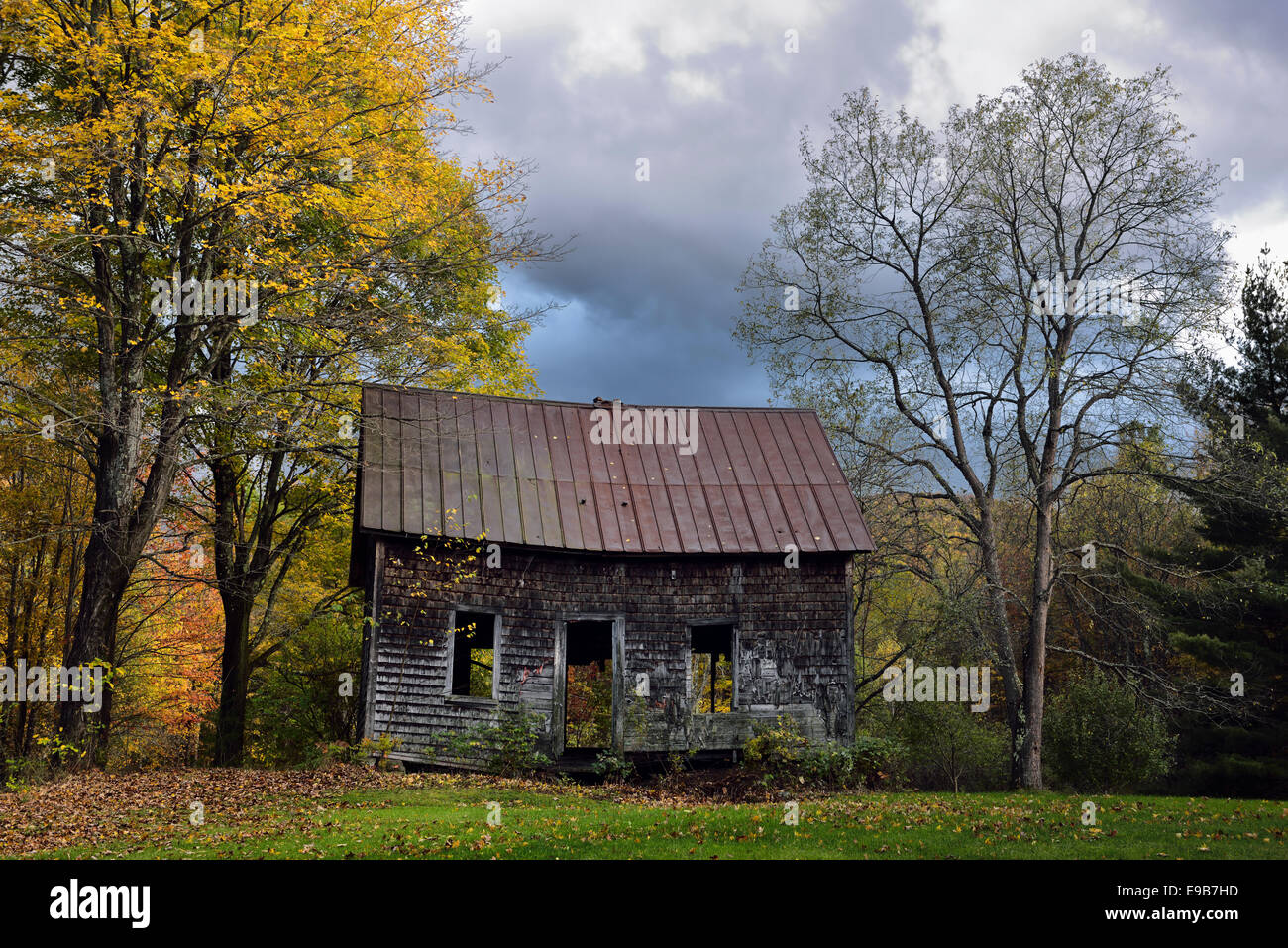 Verlassene Hütte Haus in der Nähe von Moos Glen fällt Stowe Vermont USA im Herbst mit gelben Blättern Stockfoto