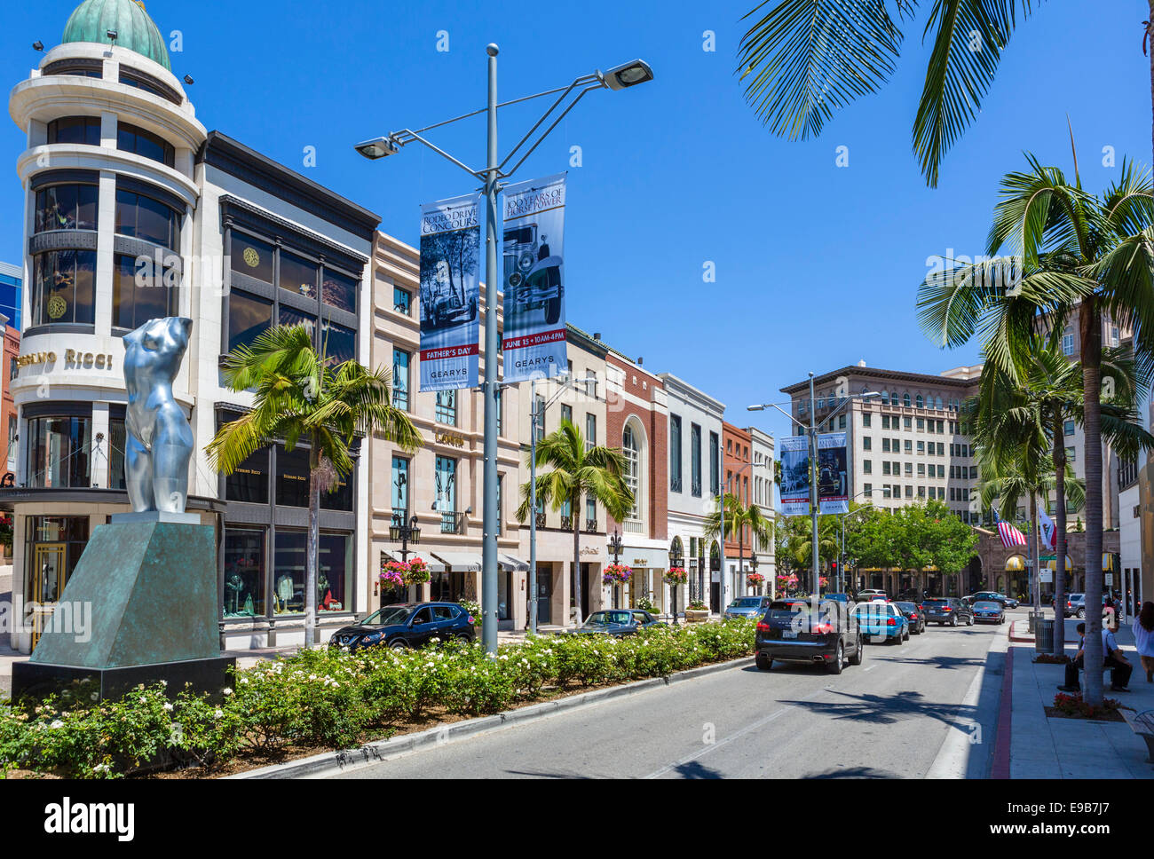 Rodeo Drive mit Blick auf Beverly Wilshire Hotel, Beverly Hills, Los Angeles, Kalifornien, USA Stockfoto