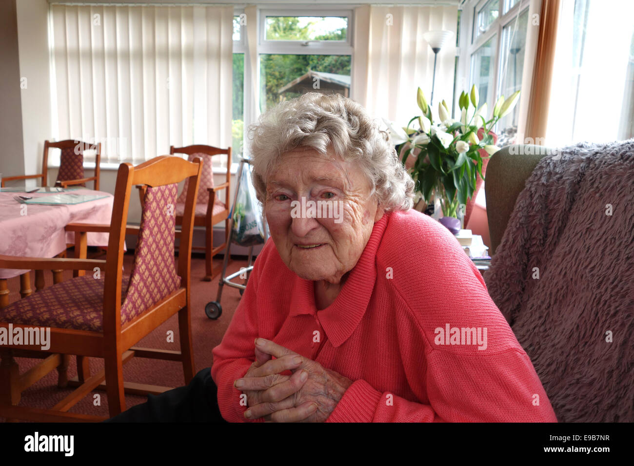 Ältere Frau 99 Jahre alt in Pflege zu Hause Uk Stockfoto