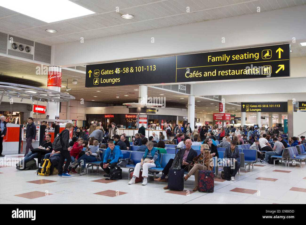 Menschen warten auf Flüge am Flughafen Gatwick, London. Urlaub-Verzögerungen. Stockfoto
