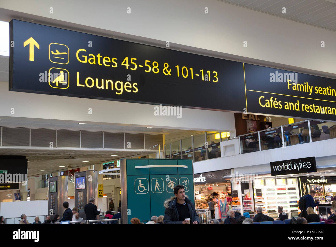 Gatwick Flughafen, London. Im Bereich Halle warten. Abonnieren Sie Tore und Lounges. Die Abfahrten. Stockfoto