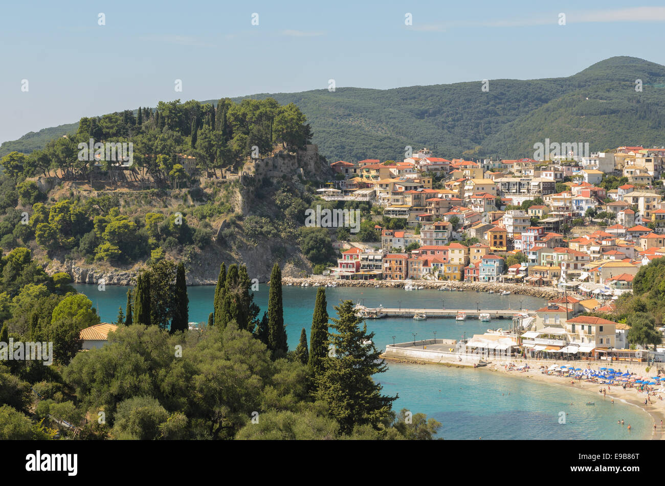 Mit Blick auf die Stadt Parga, Griechenland Stockfoto