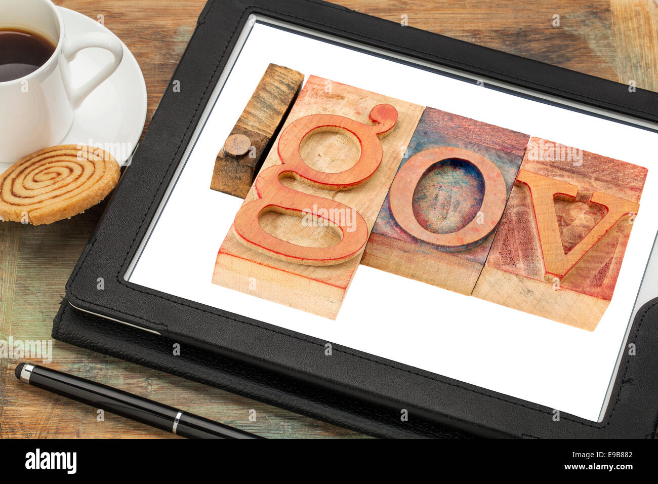 Dot Gov - Internet-Domain für die Regierung im Buchdruck Holzart Druckstöcken auf eine digitale Tablet-Bildschirm Stockfoto