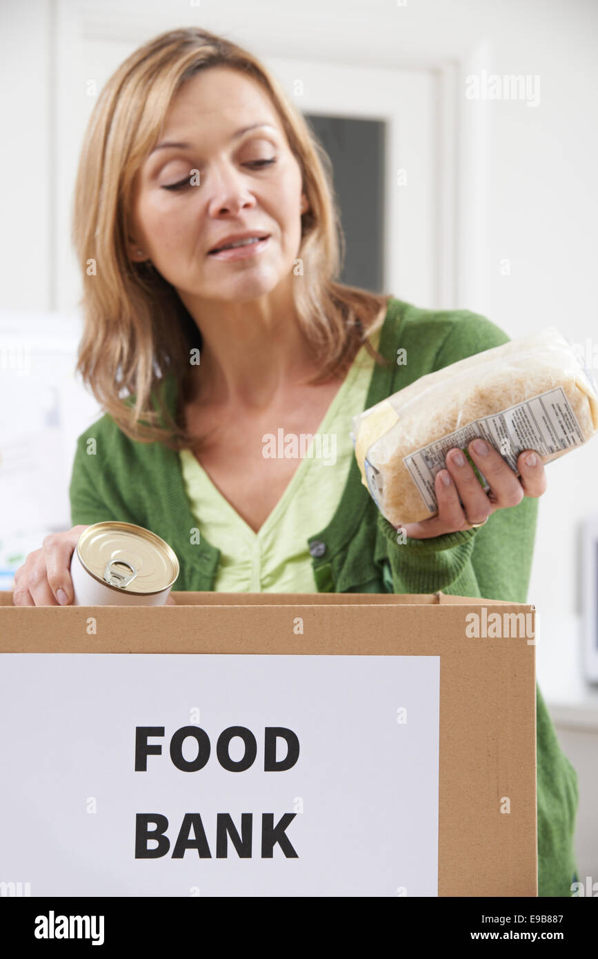 Frau, die Spende an Food Bank Stockfoto