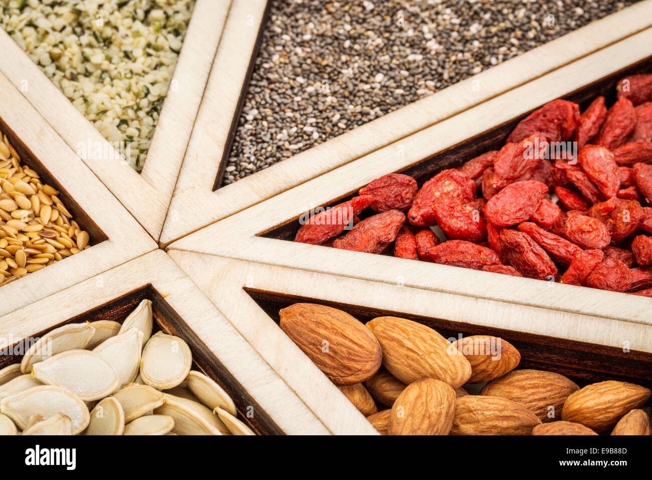 Superfood abstrakt - getrocknete Goji-Beeren, goldenen Flachs, Kürbis Samen, Mandeln, Chia-Samen und Hanf-Samen-Herzen Stockfoto