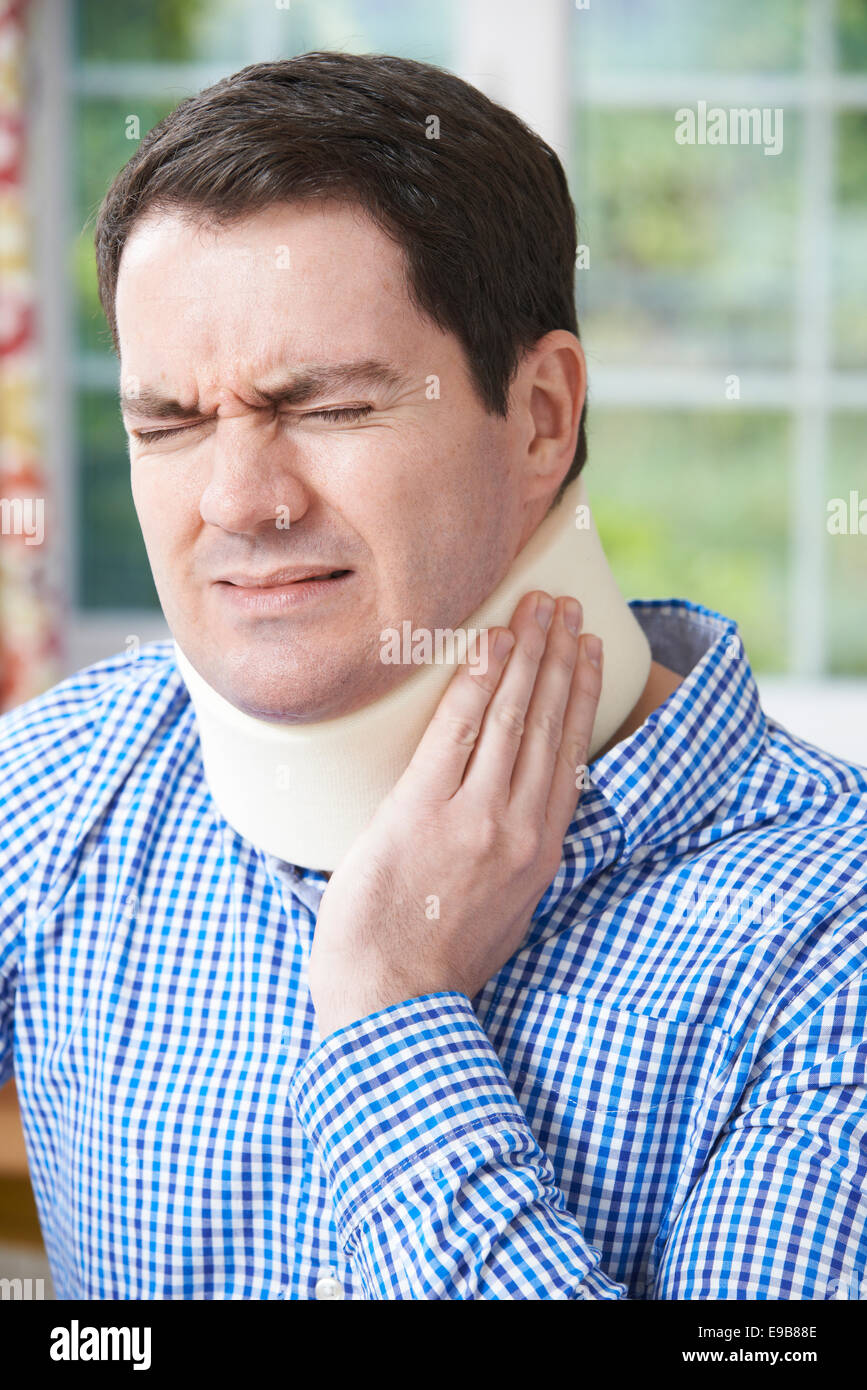 Mann trägt chirurgische Kragen In Schmerzen Stockfoto
