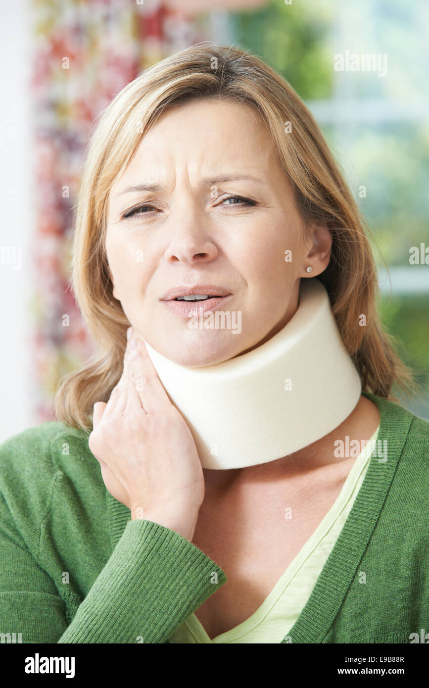 Frau trägt chirurgische Kragen In Schmerzen Stockfoto