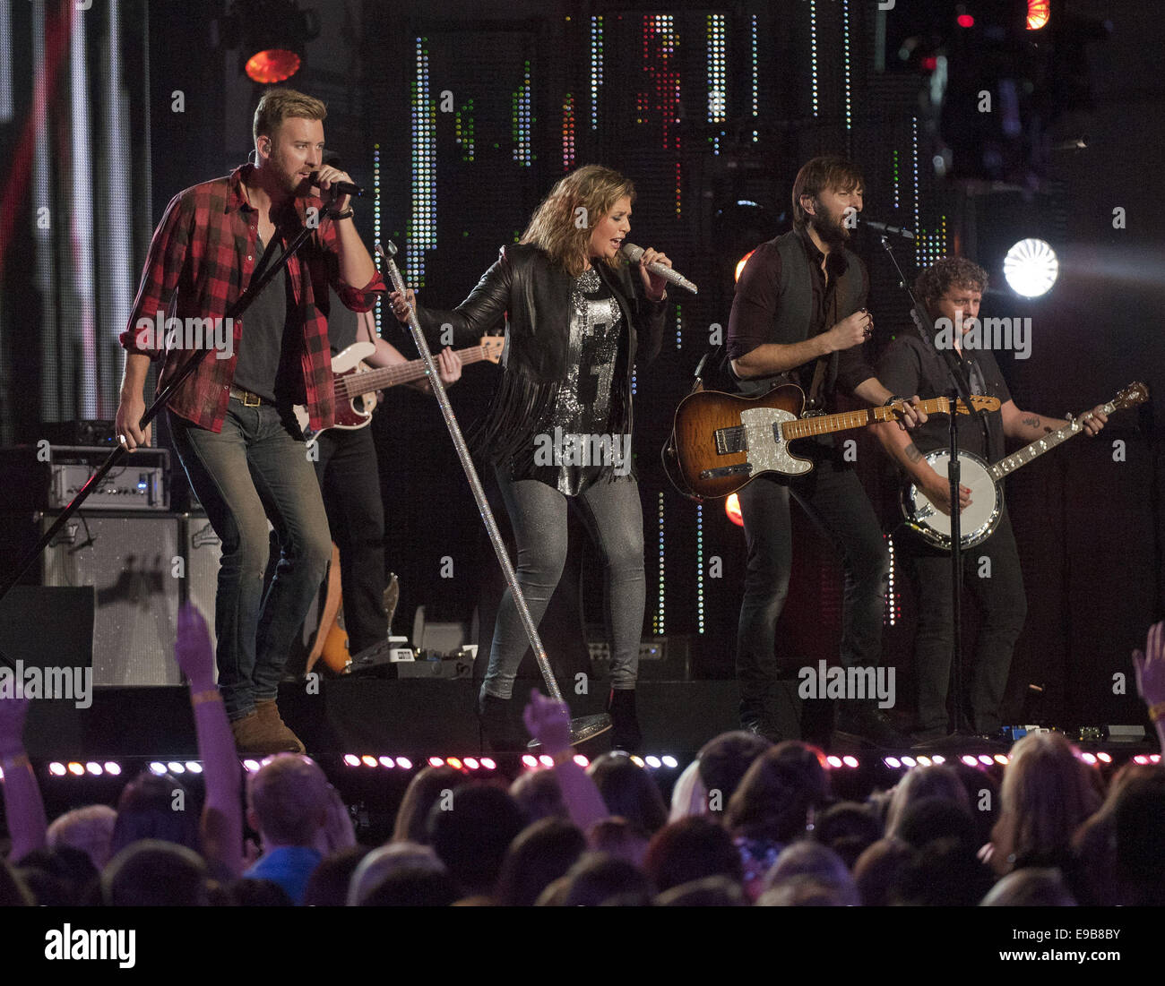 Hollywood, Kalifornien, USA. 22. Oktober 2014. Nashville-Country-Musik-Band, Lady Antebellum, gespielt Jimmy Kimmel Live! im El Capitan Theatre in Hollywood am Mittwoch, 22. Oktober 2014. CHARLES KELLEY, HILLARY SCOTT und DAVE HAYWOOD, auf der Bühne Mittwoch. Bildnachweis: David Bro/ZUMA Draht/Alamy Live-Nachrichten Stockfoto