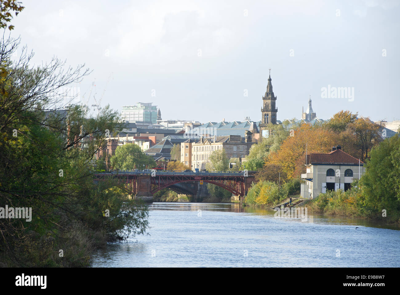 Sehen Sie unten den Fluss Clyde bei Glasgow Green mit Blick auf das Stadtzentrum. Stockfoto