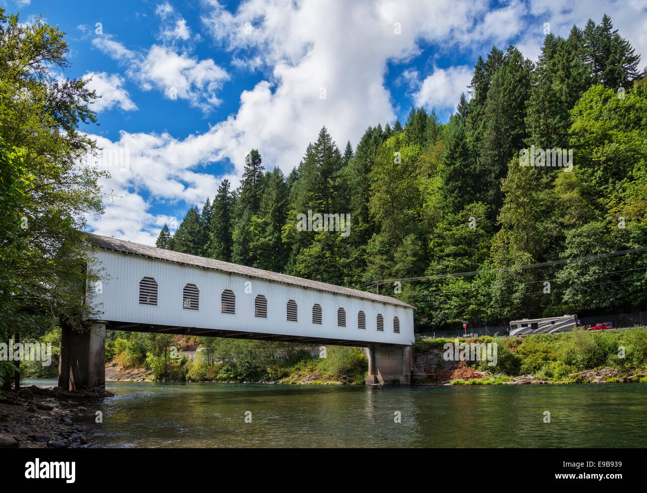 Goodpasture-Brücke am Fluss McKenzie; Lane County, Oregon. Stockfoto