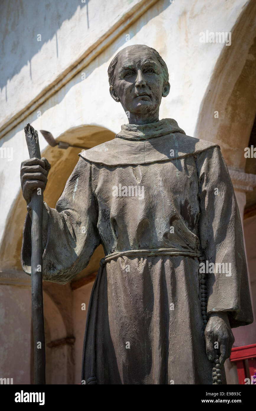 Statue von Pater Junipero Serra im alten Mission Santa Barbara; Santa Barbara, Kalifornien. Stockfoto
