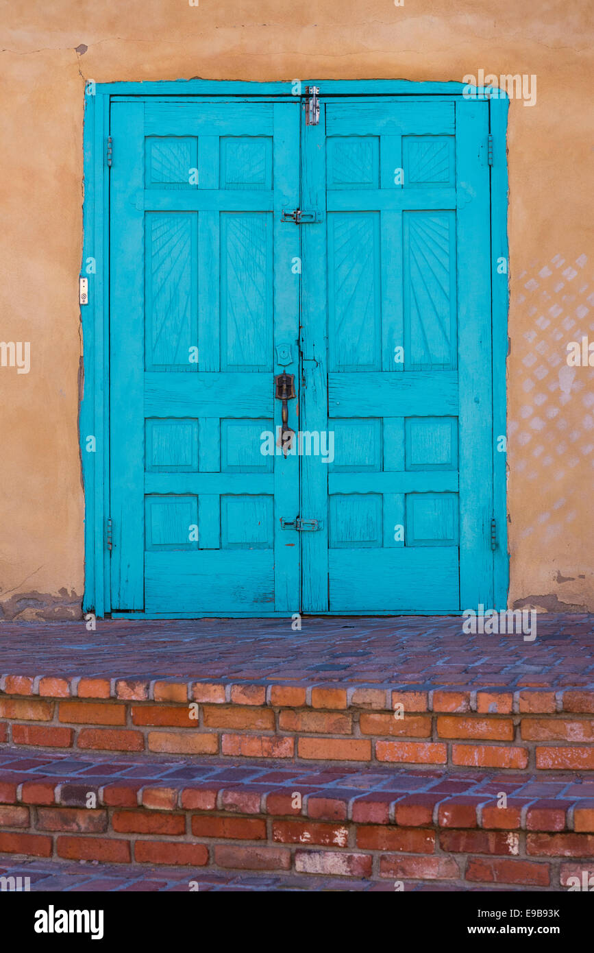 Türkis-blau Türen der alten Stadt Emporium; Albuquerque, New Mexico. Stockfoto