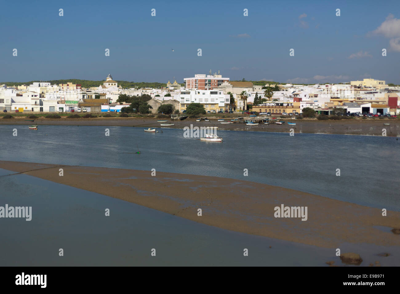 Einen Überblick über das Marschland Anschluss an Spanien Andalusien Barbate Fluss neben dem alten Hafen; am Ende das weiße Dorf Stockfoto