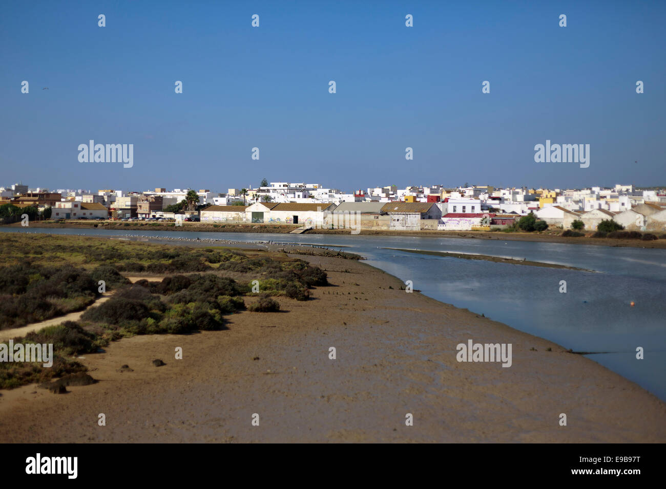 Einen Überblick über das Marschland Anschluss an Spanien Andalusien Barbate Fluss neben dem alten Hafen; am Ende das weiße Dorf Stockfoto