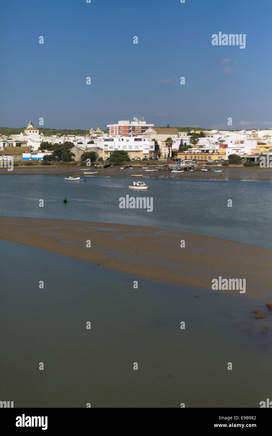 Spanischen alten Hafen in Andalusien. Diese Bilder zeigen Flusses Barbate und dem Hintergrund der weißen Dorf namens Barbate. Stockfoto