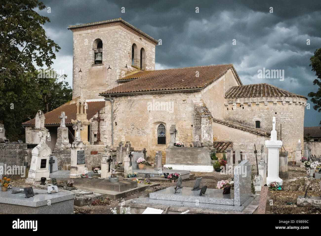 Sturm über die Kirche in Saint-amans-du-Pech, eine französische Gemeinde im Département Tarn-et-Garonne, midi-pyrénées Region im Süden Frankreichs Stockfoto