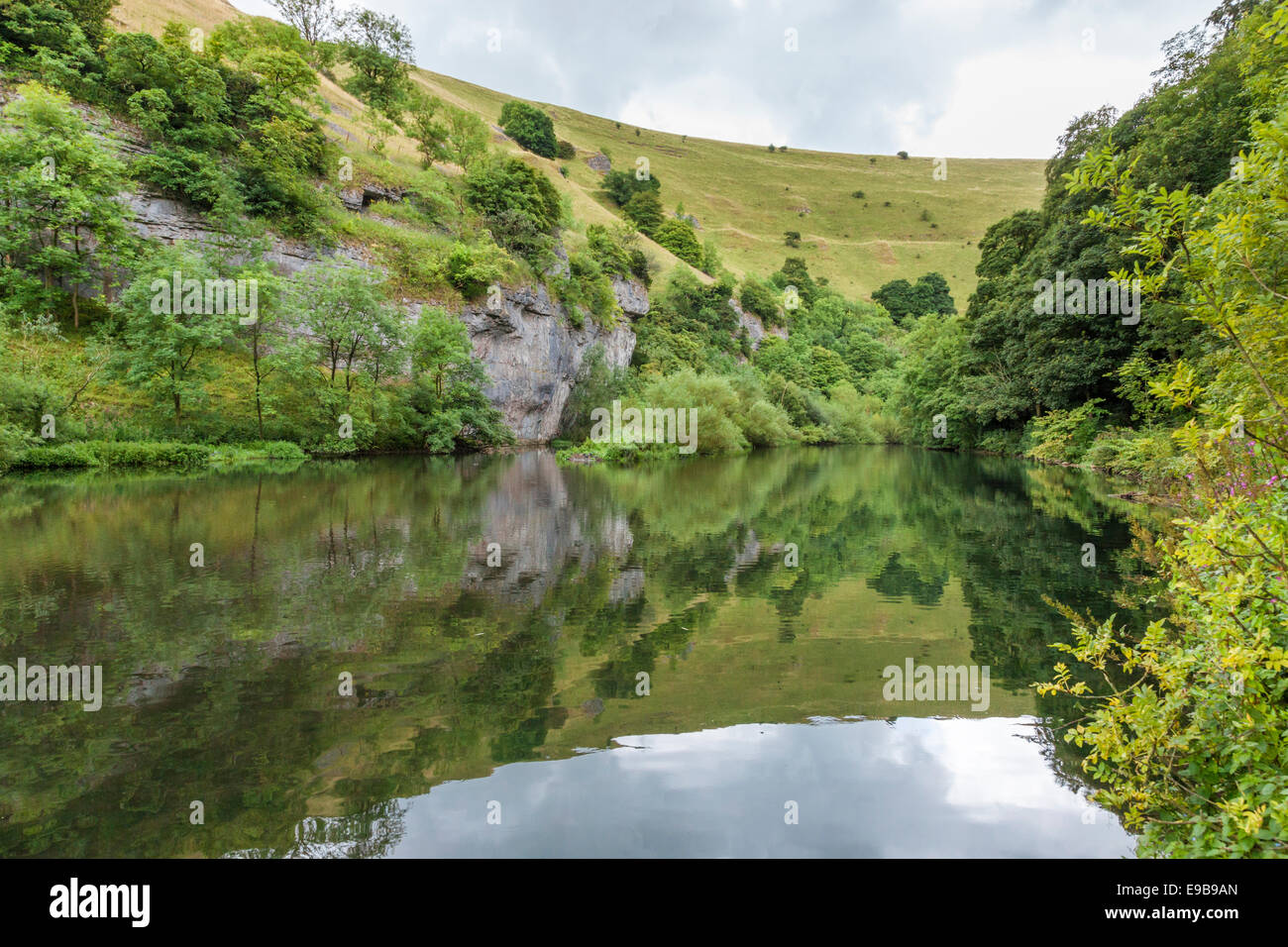 Der Fluss Wye bei Miller's Dale in der Derbyshire Dales, Peak District, England, Großbritannien Stockfoto