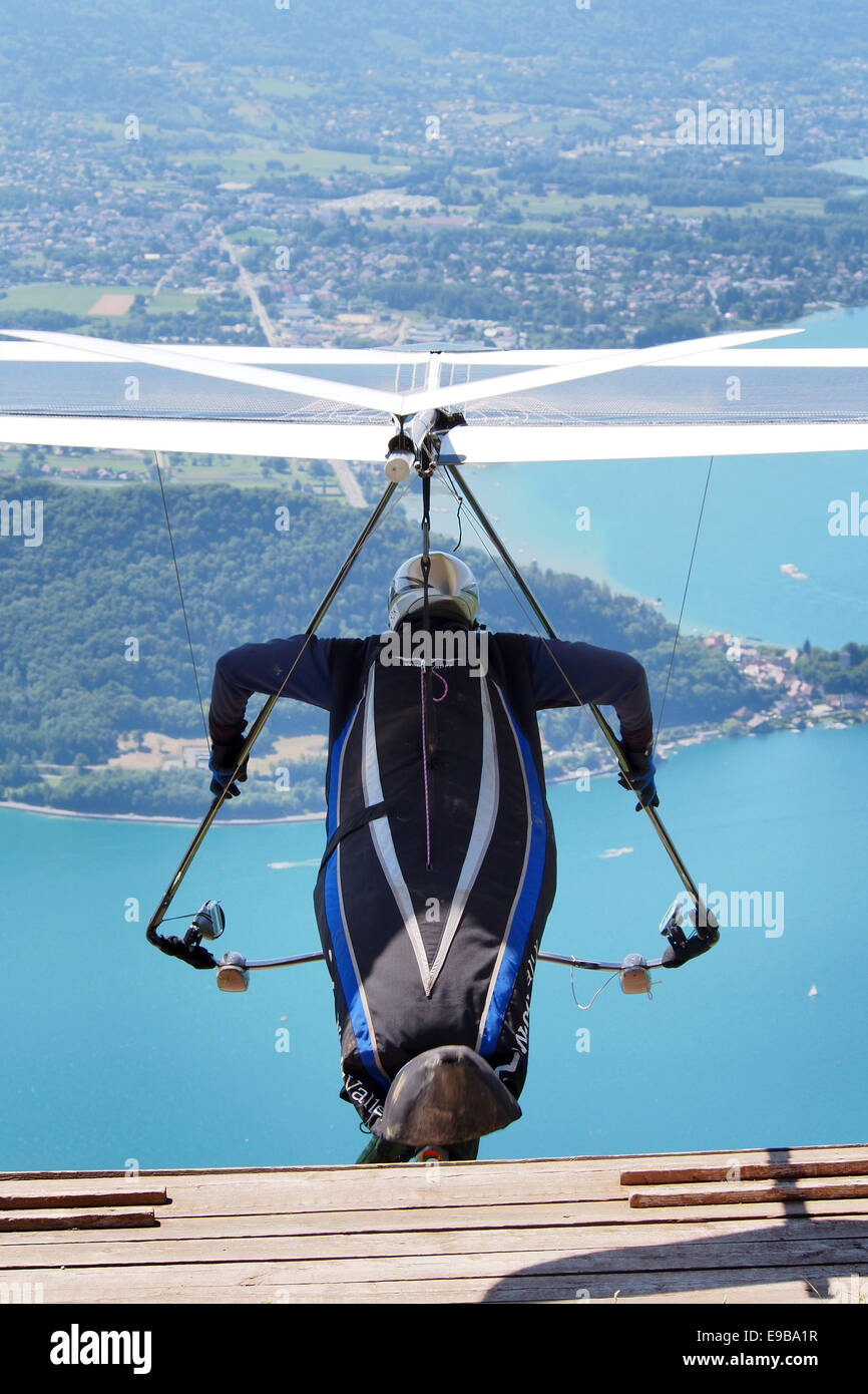 Hängegleiter ausziehen aus eine Holzrampe über dem Lac d ' Annecy in Frankreich Stockfoto