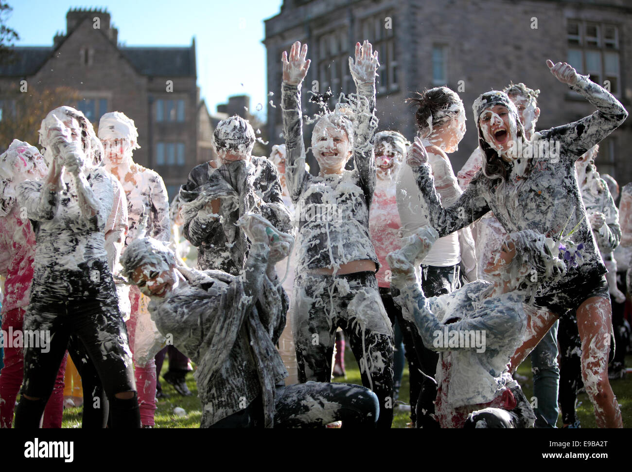 Studenten der Universität St Andrews gönnen Sie sich eine Tradition decken sich mit Schaum zu Ehren die "akademischen Familie" OC Stockfoto