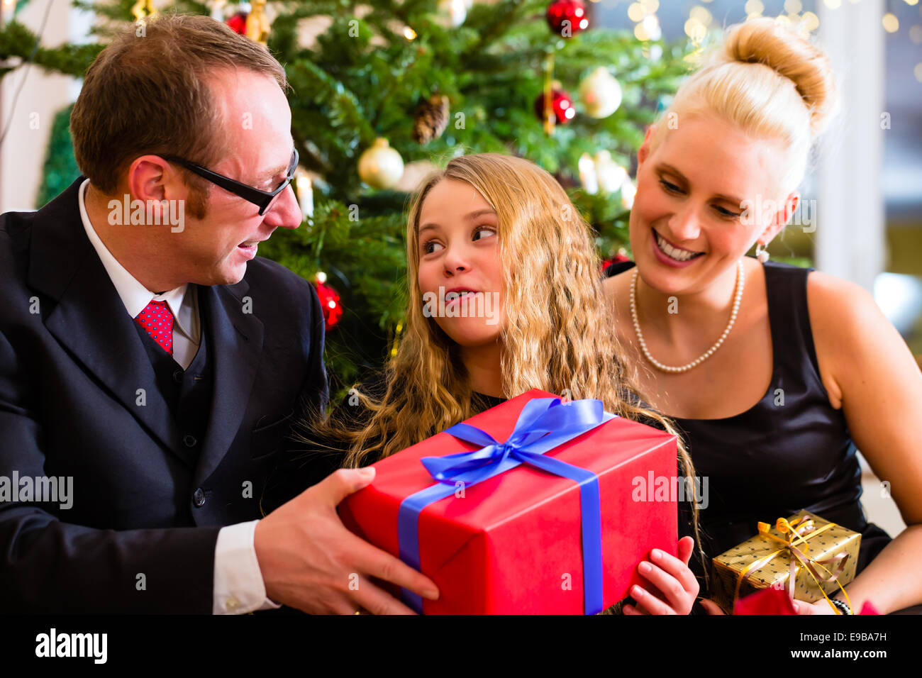 Eltern und Tochter mit Weihnachtsgeschenken am zweiten Weihnachtstag Stockfoto