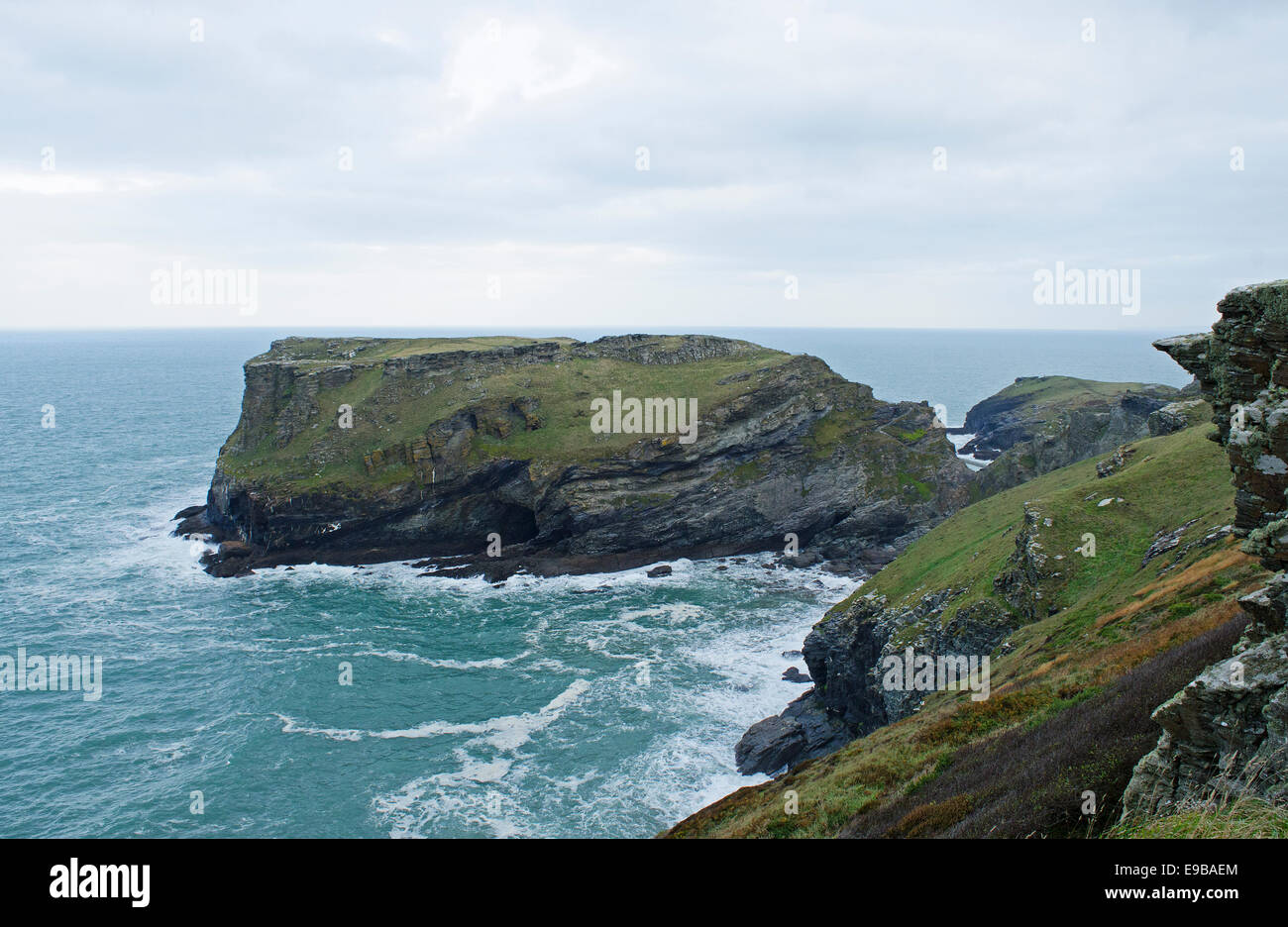 Tintagel Island, ist die Burg auf dieser Landzunge an der Nordküste von Cornwall, UK Stockfoto