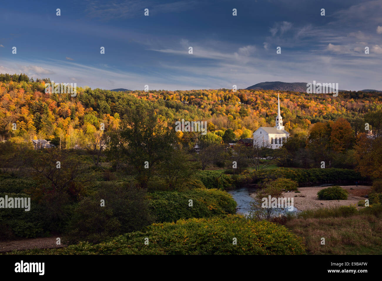 Stowe Community Church und Pinsel Hill mit Herbstfarben in Abendsonne am Stowe und Waterbury River Vermont USA Stockfoto