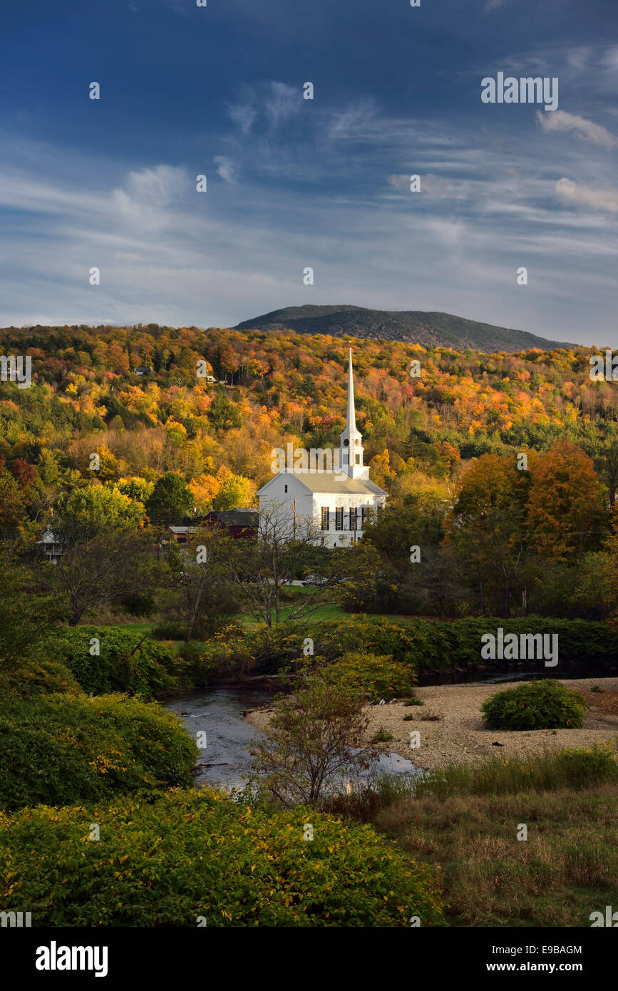 Stowe Community Church und Pinsel Hill mit Herbst Farben bei Sonnenschein Stowe und Waterbury Fluss Vermont USA Stockfoto