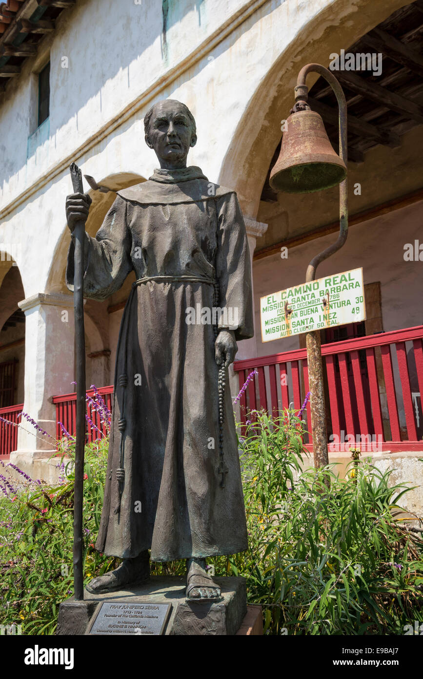 Statue von Pater Junipero Serra im alten Mission Santa Barbara; Santa Barbara, Kalifornien. Stockfoto