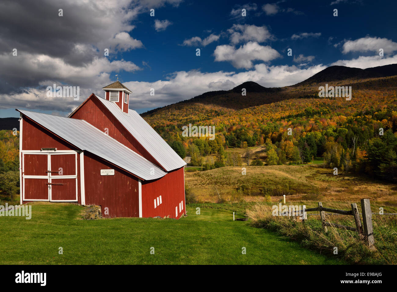 Grandview farm Red Barn stowe Land Trust mit Herbstfarben bei Stowe Hollow Road Vermont usa Stockfoto
